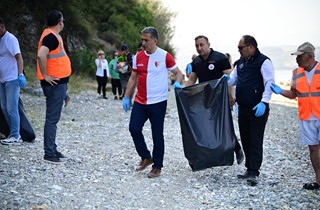 Gemlik'in Yeni Sahil Yolu Birlikte Temizlendi